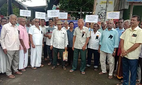 ஓய்வூதியர்கள் கருப்பு கொடி ஏந்தி ஆர்ப்பாட்டம் நடந்த போது எடுத்த படம்.