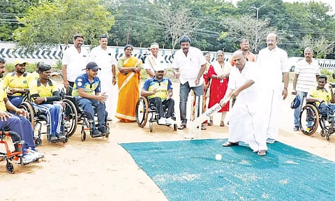 நிகழ்ச்சியில் துரை.சந்திரசேகரன் எம்.எல்.ஏ. கிரிக்கெட் விளையாடினார்.