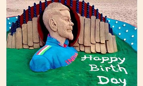 பேட், பந்துடன் கூடிய விராட் கோலி மணல் சிற்பம்: ரன் மெஷினுக்கு பிறந்தநாள் வாழ்த்து கூறிய சுதர்சன் பட்நாயக்