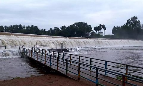 கொடிவேரி தடுப்பணையில் ஆர்ப்பரித்து கொட்டும் தண்ணீரை படத்தில் காணலாம்.