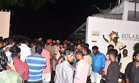 அடுத்தடுத்து பாய்லர் வெடித்து சிதறியதில் 14 தொழிலாளர்கள் படுகாயம்- போலீஸ் குவிப்பு