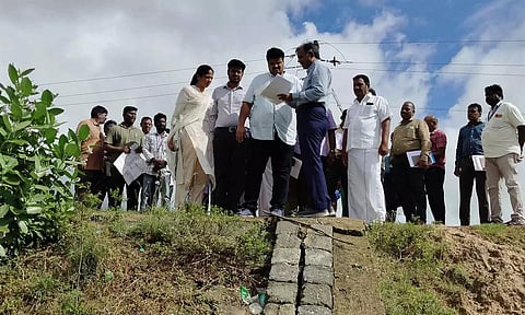 கடந்த ஆண்டு உடைப்பு ஏற்பட்ட ஆரணி ஆற்று கரையோரத்தில் கலெக்டர் நேரில் ஆய்வு