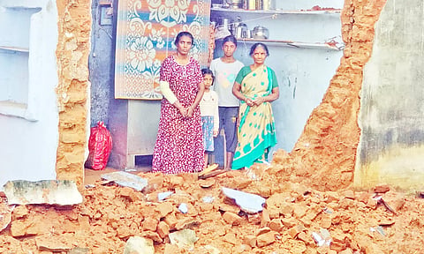கன மழைக்கு இடிந்து விழுந்த வீட்டு சுவர்.