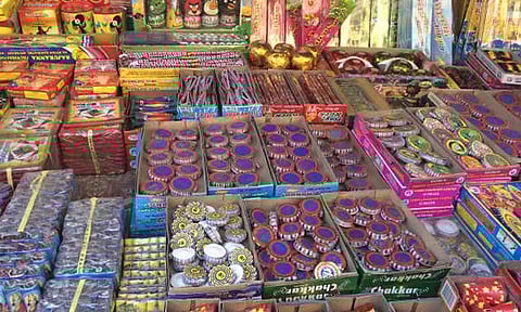 புதிய நிபந்தனை விதித்த தீயணைப்புத் துறை: 1500 பட்டாசு கடைகளை திறக்க முடியாமல் வியாபாரிகள் தவிப்பு