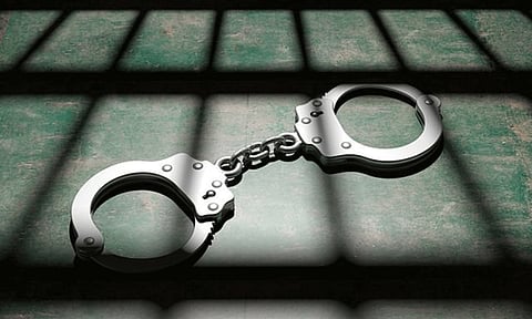 அனுமதியின்றி மது விற்றவர் கைது