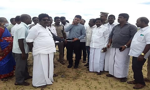 மரக்காணத்தில் முதல்- அமைச்சர் கலந்து கொள்ளும் நிகழ்ச்சிக்கான விழா மேடை அமைக்கும் இடத்தை விழுப்புரம் மாவட்ட கூடுதல் கலெக்டர் நேரில் பார்வையிட்டு ஆய்வு செய்தார்.
