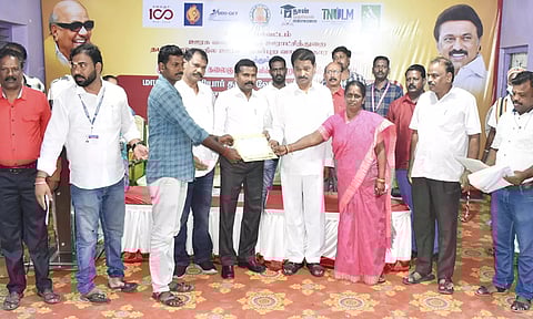 கடலூரில் தனியார் வேலைவாய்ப்பு முகாமில் மாவட்ட வருவாய் அலுவலர் தலைமையில் அய்யப்பன் எம்.எல்.ஏ, மேயர் சுந்தரி ராஜா ஆகியோர் பணி நியமன ஆணைகளை வழங்கினர். 