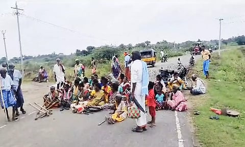 பொதுமக்கள் சாலை மறியலில் ஈடுபட்ட போது எடுத்த படம். 