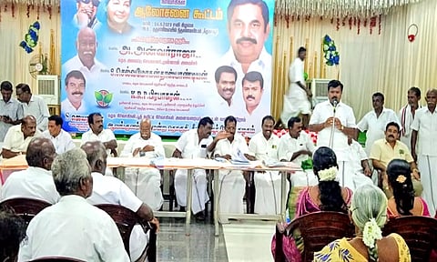 கூட்டத்தில் முன்னாள் எம்.பி.யும், மாவட்ட ஜெயலலிதா பேரவை செயலாளருமான கே.ஆர்.பி. பிரபாகரன் பேசியபோது எடுத்த படம்.