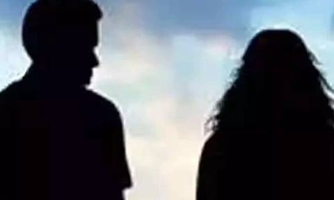 கணவரை தவிக்கவிட்டு 2 குழந்தைகளுடன் இளம்பெண் கள்ளக்காதலனுடன் திடீர் ஓட்டம்