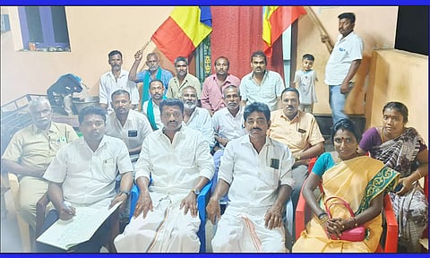 அலங்காநல்லூர் அருகே முடுவார்பட்டி ஊராட்சியில் பா.ம.க. செயற்குழு கூட்டம் நடந்த காட்சி.