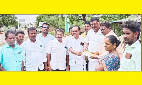 டீ கடைக்காரருக்கு நிதிஉதவி