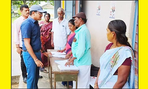 கீழக்கரை ெரகுநாதபுரம் அரசு மேல்நிலைப்பள்ளியில் வாக்காளர் சிறப்பு சுருக்க திருத்த முகாமினை மாவட்ட கலெக்டர் விஷ்ணு சந்திரன் பார்வையிட்டு ஆய்வு செய்தார்.