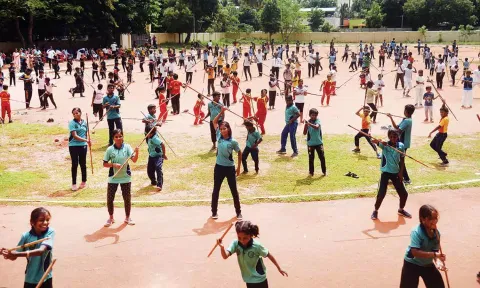 3 மணி நேரம் இடைவிடாமல் சிலம்பம் சுற்றிய மாணவ -மாணவிகள்.