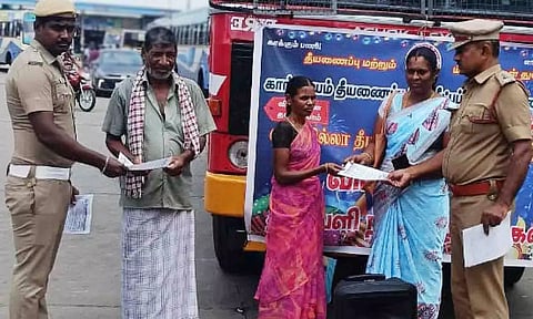 விபத்தில்லா தீபாவளி கொண்டாட துண்டு பிரசுரங்கள் வழங்கியபோது எடுத்தபடம். 