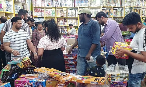 தமிழக எல்லையில் பட்டாசு கடையில் குவிந்த கர்நாடகா மக்கள்- புதிய ரகங்களை வாங்கிச் சென்றனர்