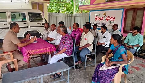 ராசிபுரம் போலீஸ் நிலையத்தில் இன்ஸ்பெக்டர் சுகவனம் தலைமையில் பட்டாசு கடை வைப்பதற்கான ஆலோசனைக் கூட்டம் நடைபெற்ற போது எடுத்த படம்.