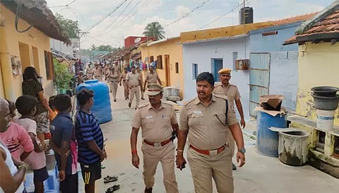 போலீசார் குழுவினர் ரவுடிகள் வீடுகளில் ஆய்வு மேற்கொண்டபோது எடுத்த படம்.