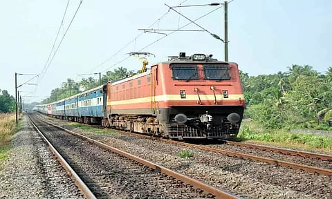திருப்பதி விரைவு ரெயில் காட்பாடியுடன் நிறுத்தம்