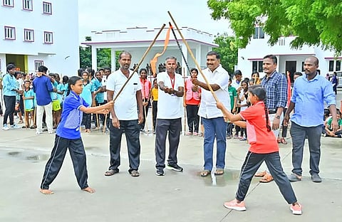 விளாத்திகுளத்தில் சிலம்பப் போட்டியை தொடங்கி வைத்த எம்.எல்.ஏ.