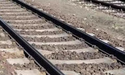 எண்ணூரில் எக்ஸ்பிரஸ் ரெயில் மோதி முதியவர் பலி
