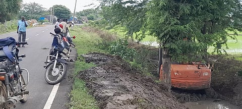வாய்க்கால்கள் தூர் வாரும் பணி நடைபெற்ற காட்சி. 