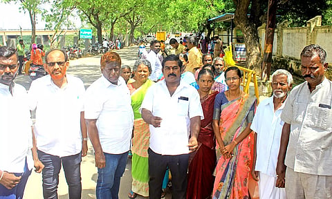 வடக்கு தாழையூத்து ஊர் பொதுமக்கள் சார்பாக மாவட்ட கலெக்டரிடம் மனு கொடுக்க வந்தவர்களை படத்தில் காணலாம்.