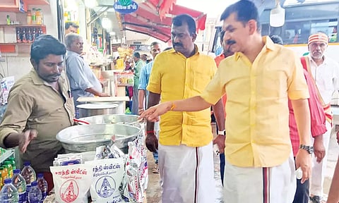 நெல்லை புதிய பஸ் நிலையத்தில் மேயர் சரவணன் ஆய்வு செய்த காட்சி. அருகில் துணை மேயர் கே.ஆர்.ராஜூ உள்ளார்.