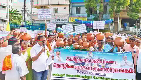 பல்வேறு கோரிக்கைகளை வலியுறுத்தி மண்பாண்ட தொழிலாளர்கள் ஆர்ப்பாட்டத்தில் ஈடுபட்ட காட்சி.