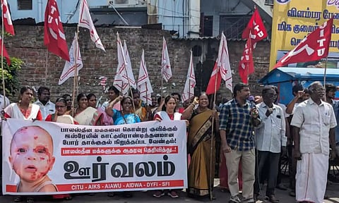 பாலஸ்தீன போரை நிறுத்த கோரி மார்க்சிஸ்டு ஊர்வலம், ஆர்ப்பாட்டத்தில் ஈடுபட்ட காட்சி.