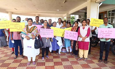 மனு அளிக்க வந்தவர்களை படத்தில் காணலாம்.