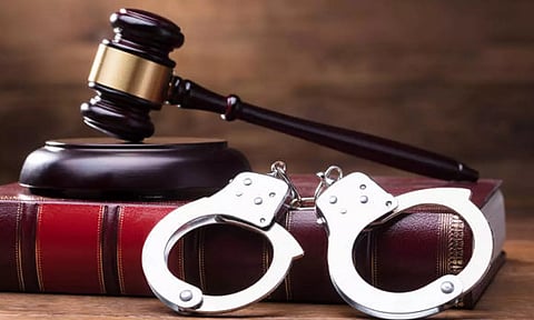 கல்லூரி மாணவியை சீண்டிய தாயின் கள்ளக்காதலன்- போலீசார் வழக்குப்பதிவு