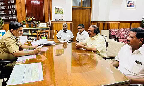  உப்பளம் தொகுதி தி.மு.க. எம்.எல்.ஏ. அனிபால் கென்னடி புதுவை போலீஸ் டி.ஜிபி., ஸ்ரீனிவாசை சந்தித்து புகார் மனு அளித்த காட்சி.