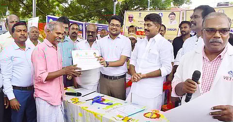 புதூர் கிராமத்தில் சிறப்பு கால்நடை சிகிச்சை மற்றும் விழிப்புணர்வு முகாமை கலெக்டர் விஷ்ணுசந்திரன் தொடங்கிவைத்து, சிறந்த பராமரிப்பாளர்களுக்கு சான்றிதழ்களை வழங்கினார். அருகில் காதர்பாட்சா முத்துராமலிங்கம் எம்.எல்.ஏ. மற்றும் பலர் உள்ளனர்.