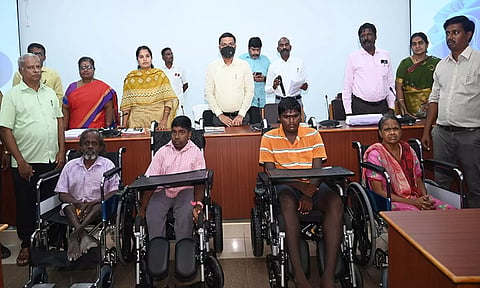 கள்ளக்குறிச்சியில் மாவட்ட கலெக்டர் ஷ்ரவன் குமார் மாற்றுத்திறனாளிகளுக்கு நலத்திட்ட உதவிகளை வழங்கினார்.