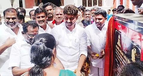 தி.மு.க. கட்சி கொடியை எம்.எல்.ஏ. ஏற்றி வைத்தார்