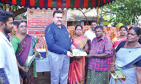 முகாமில் விழிப்புணர்வு துண்டு பிரசுரங்களை கலெக்டர் ரவிச்சந்திரன் வழங்கிய காட்சி.