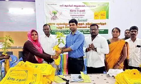 சேரன்மகாதேவியில் கிராம உதயம் சார்பில் 2 ஆயிரம் மரக்கன்றுகள்