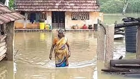 இடையபட்டி ஊராட்சியில் மழைநீர் வீடுகளில் புகுந்ததால் மக்கள் அவதி