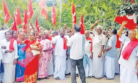 போராட்டத்தில் ஈடுபட்ட மார்க்ஸ்சிஸ்ட் கம்யூனிஸ்டு கட்சியினர்.
