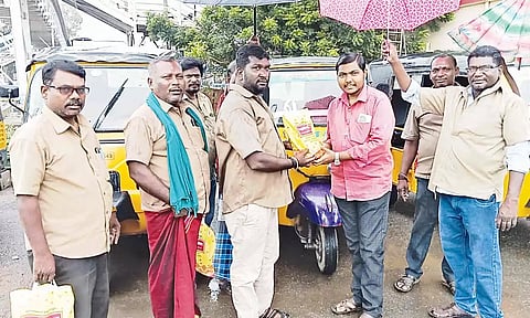 ஆட்டோ டிரைவர்களுக்கு பொதுநலன் மனித உரிமை காப்பாளர் பிரனேஷ் இன்பென்ட் ராஜ் நலத்திட்ட உதவி வழங்கினார்.