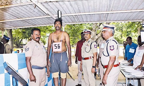 உடல் தகுதி தேர்வில் தேர்வர் ஒருவருக்கு உயரம் சரி பார்க்கப்பட்டது.