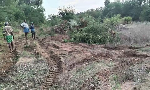 மின்கம்பம் அமைப்பதாக கூறப்படும் நல்லதங்காள் அணை நீர்வழிப்பாதையை படத்தில் காணலாம். 