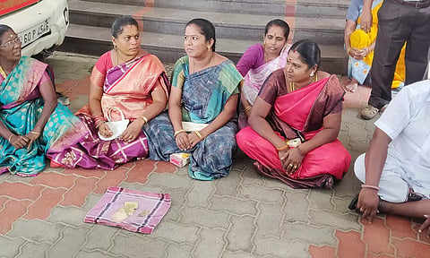 பிச்சை எடுக்கும் போராட்டத்தில் ஈடுபட்ட கவுன்சிலர்கள்.