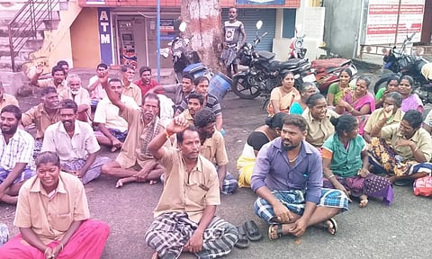 போராட்டத்தில் ஈடுபட்ட தூய்மை பணியாளர்கள்.