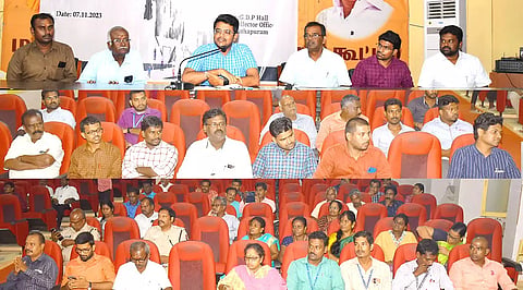 வேலைவாய்ப்பு பயிற்சி பட்டறையில் கலெக்டர் விஷ்ணுசந்திரன் கலந்து கொண்டு பேசினார்.