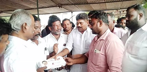 இலங்கை சிறையில் உள்ள மீனவர்கள் குடும்பத்தினருக்கு காதர்பாட்ஷா முத்துராமலிங்கம் எம்.எல்.ஏ. நிதியுதவி வழங்கியபோது எடுத்தபடம்.