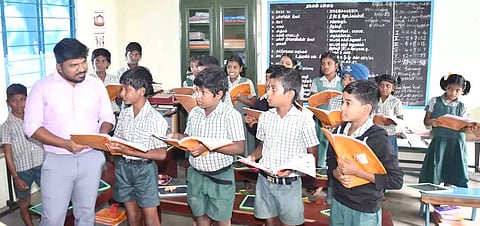 திருச்சுழி ஊராட்சி ஒன்றியம் சவ்வாசுபுரம் ஊராட்சி ஒன்றிய தொடக்கப்பள்ளியில் ஆய்வு மேற்கொண்ட கலெக்டர் ஜெயசீலன் மாணவர்களிடம் கற்றல் திறன் குறித்து கேட்டறிந்தார்.