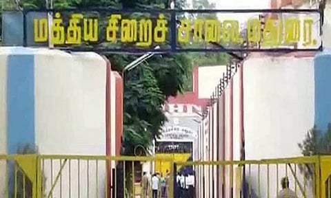 திண்டுக்கல் சிறையில் இருந்து 10 கைதிகள் மதுரைக்கு மாற்றம்