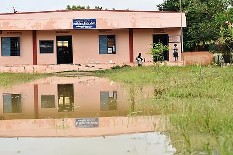 சமத்துவபுரம் பள்ளியில் தேங்கியிருக்கும் மழை நீர்.